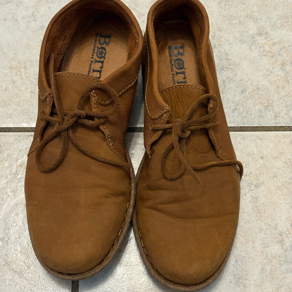 Born Mens or woman’s casual booties fits woman size 8 perfect
